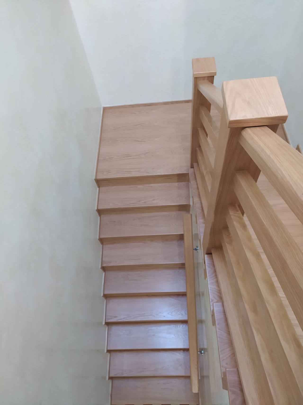 Gerade Eichenstiege mit Holzgeländer aus anderem Blickwinkel