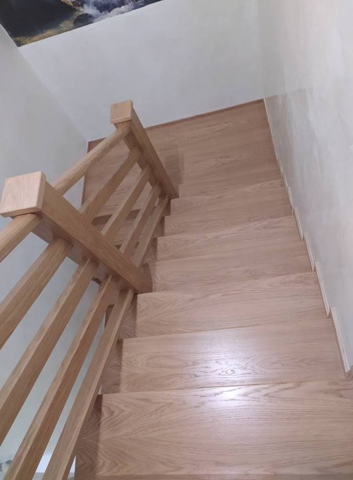 Eichenstiege mit Holzgeländer und Sprossen von oben
