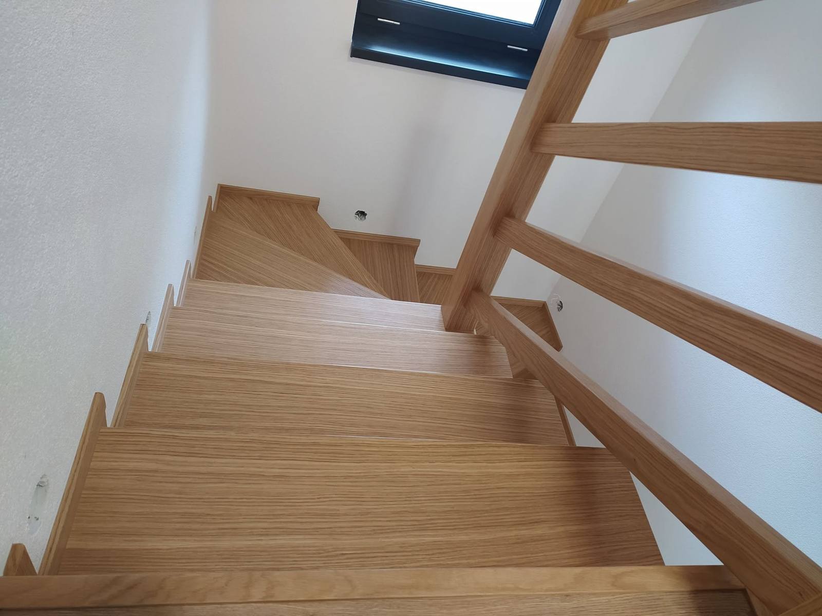 Eichenstiege mit Holzgeländer, Blick vom Obergeschoß