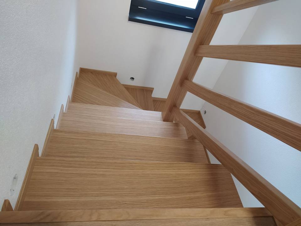 Eichenstiege mit Holzgeländer, Blick vom Obergeschoß