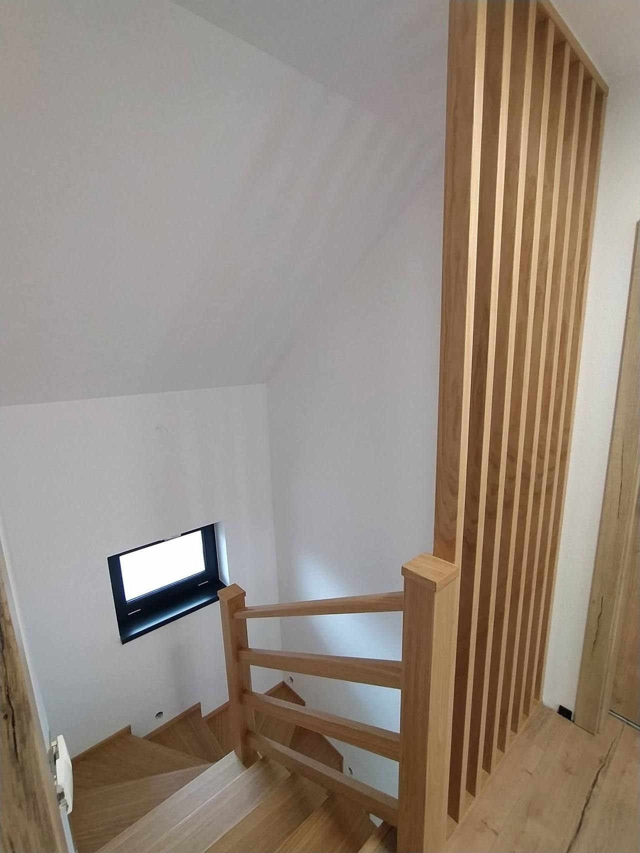 Eichenlamellenwand bei der Stiege im Dachgeschoß
