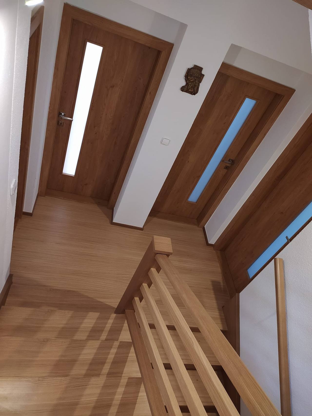 Eichengeländer mit waagrechten Sprossen bei den Eichentüren