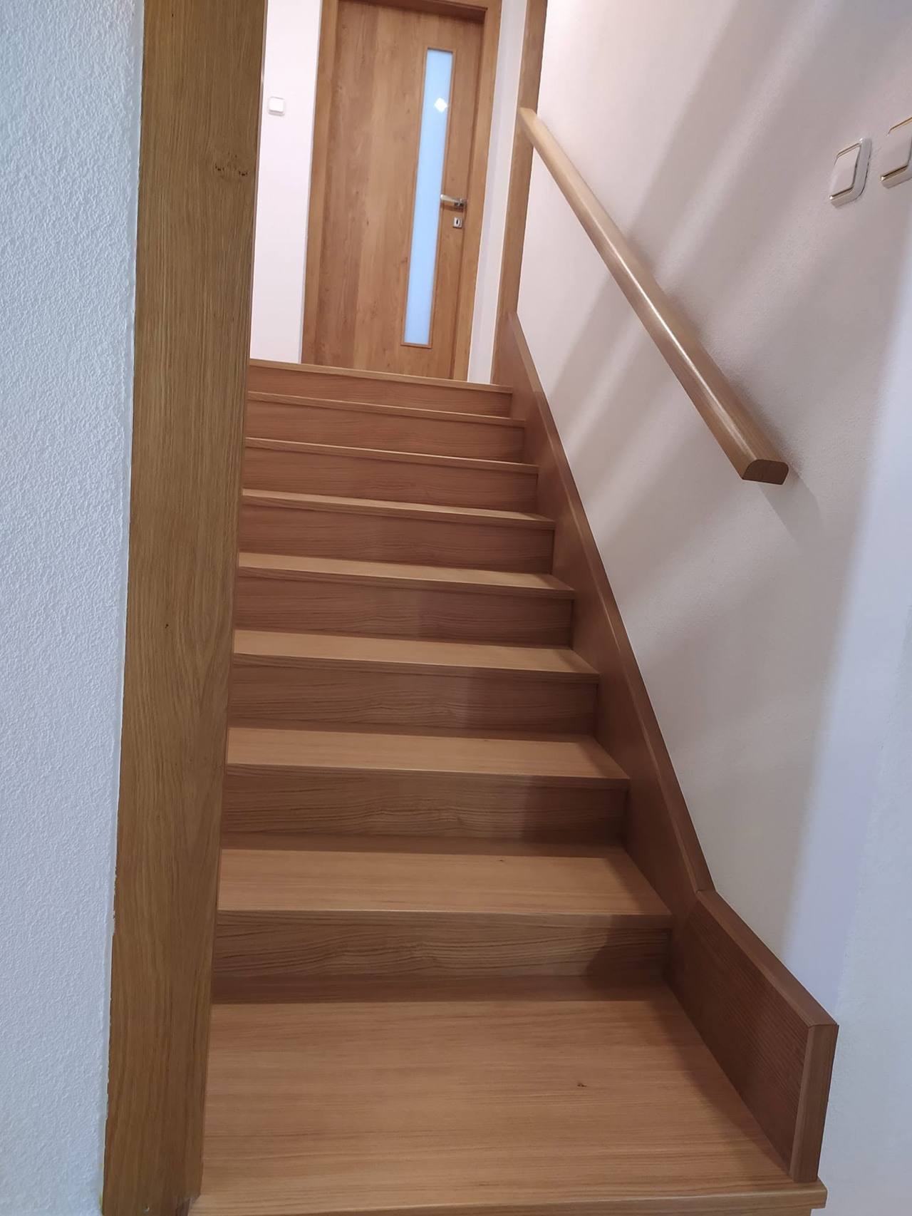 Gerade Eichenstiege mit Handlauf zu den Eichentüren