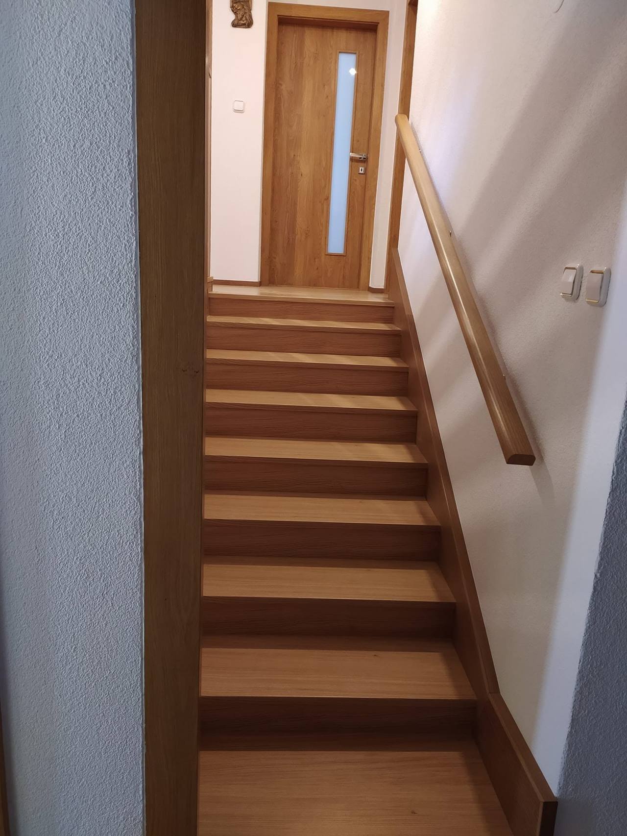 Eichenstiege mit Wandhandlauf und verglasten Türen