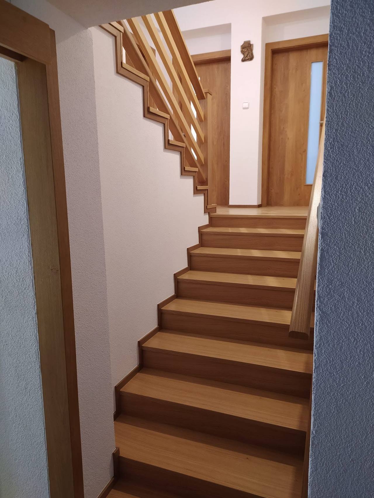 Eichenstiege mit Sprossengeländer von unten gesehen