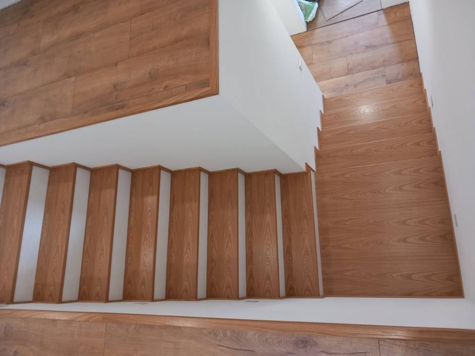 Eichenstiege mit anschließendem Holzboden des Dachgeschoßgangs von oben