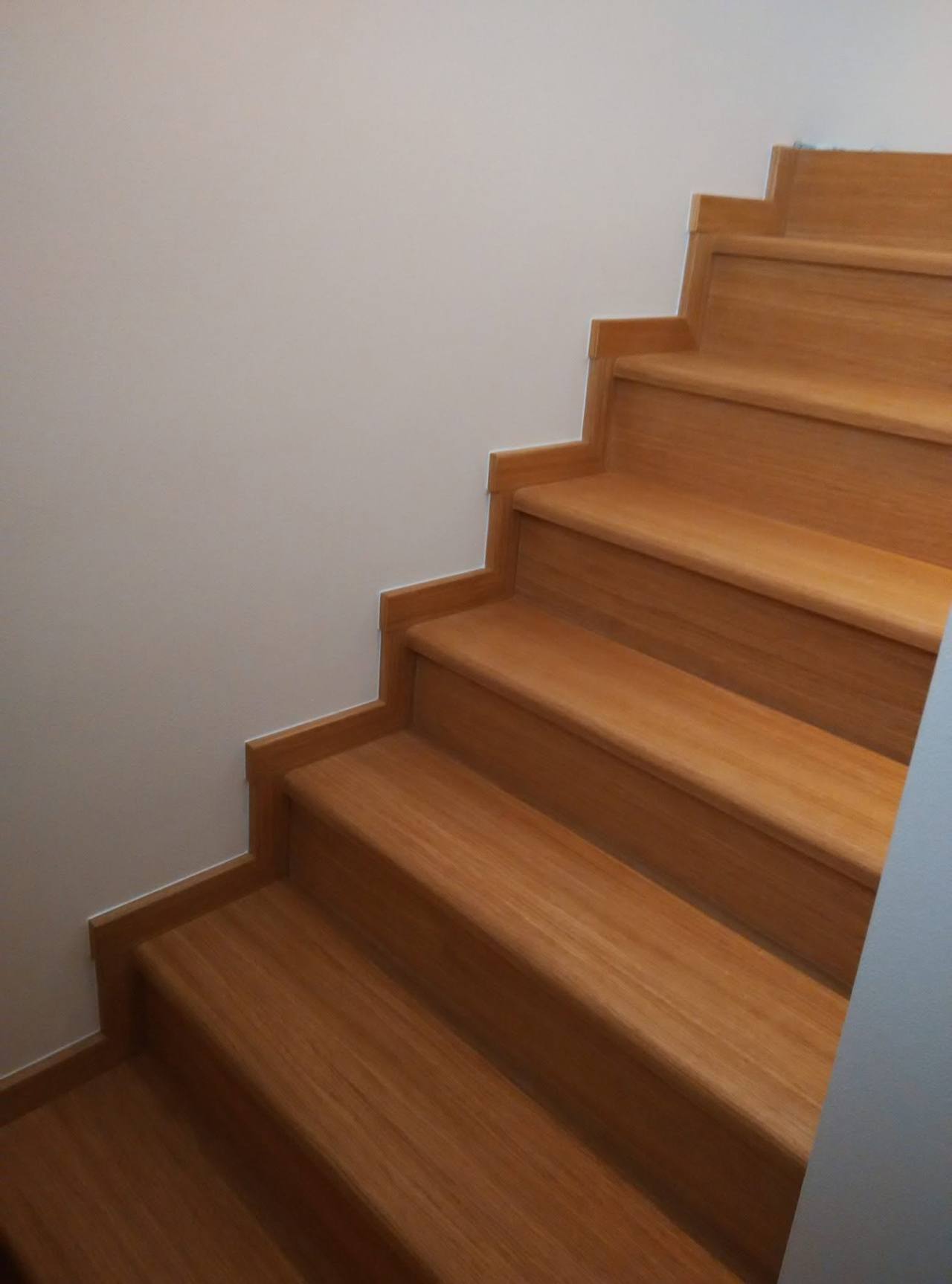 Eichenstiege mit hellen, kontrastarmen Setzstufen von unten gesehen