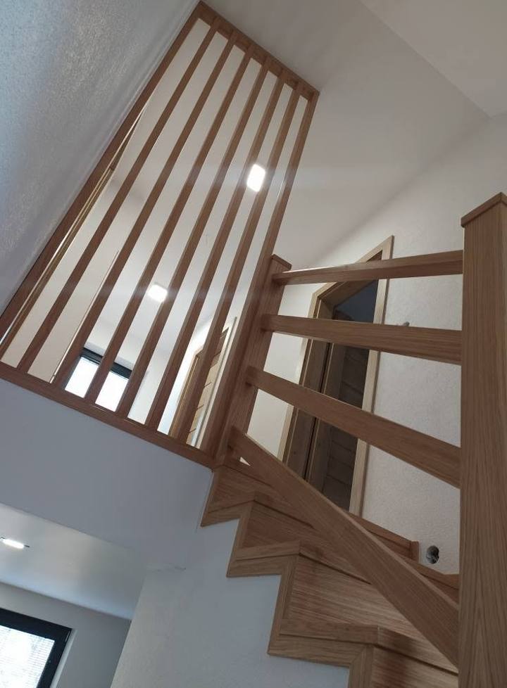Dubové zábradlie so zvislými stĺpikmi na galérii nad schodmi