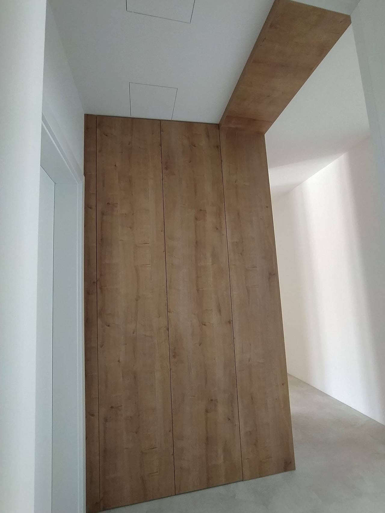 Vysoký dubový panel so zvislou kresbou a horným trámom