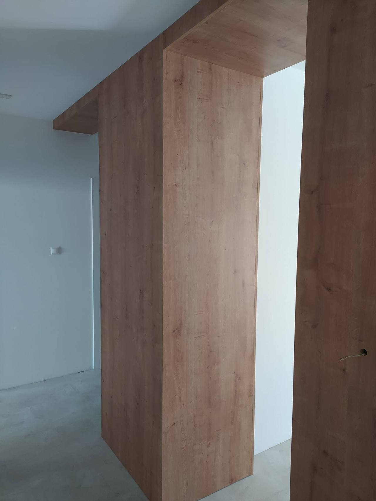 Obložený stĺp v dekore dubu pri priechode do chodby