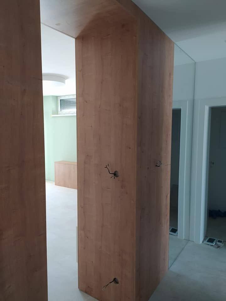 Dubový obklad s pohľadom do ďalšej miestnosti