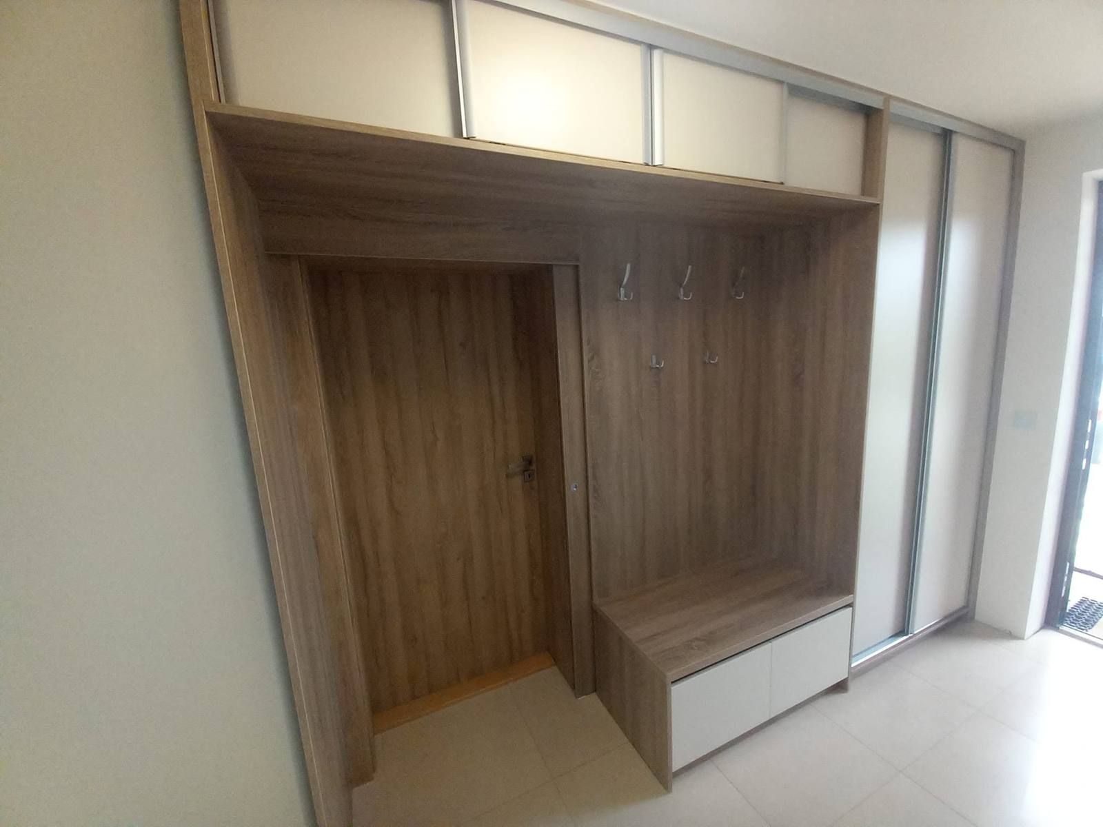 Gesamtes Portal mit Oberkästen mit Glas und Schiebetürkasten