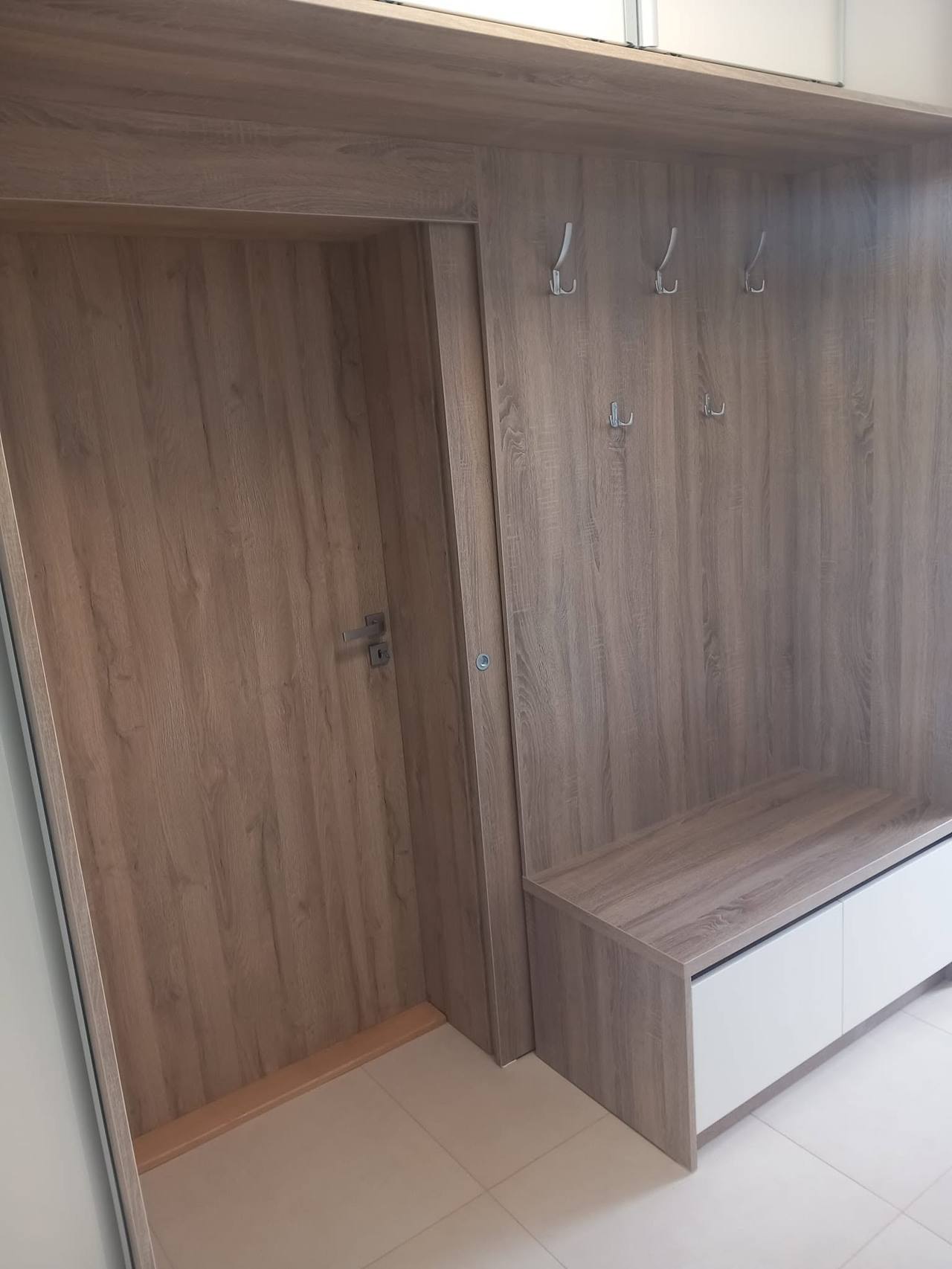 Eichenverkleidung um die Tür mit Haken und Sitzbank