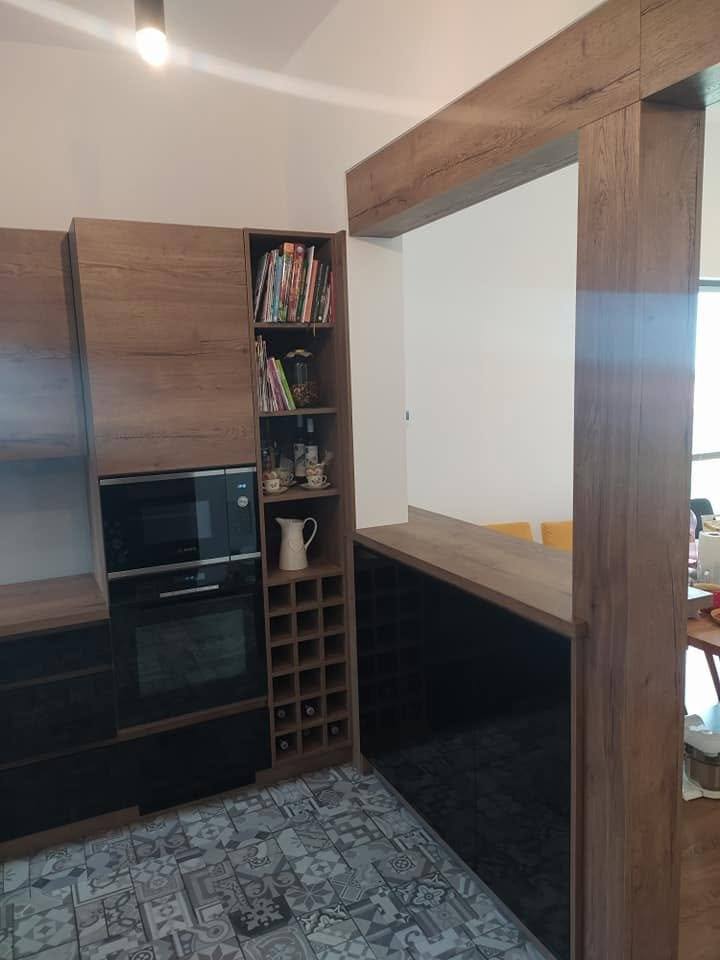 Eichenportal mit hohem Kasten, Bücherregal und Weinregal