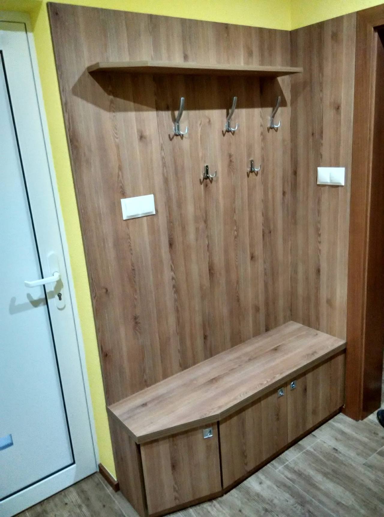 Lavica so skosenými rohmi a háčiky na dubovom paneli