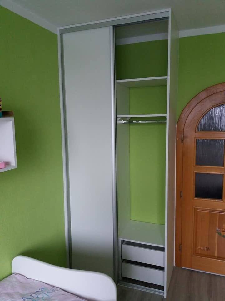 Druhá skriňa s tyčou na vešanie a dvomi zásuvkami