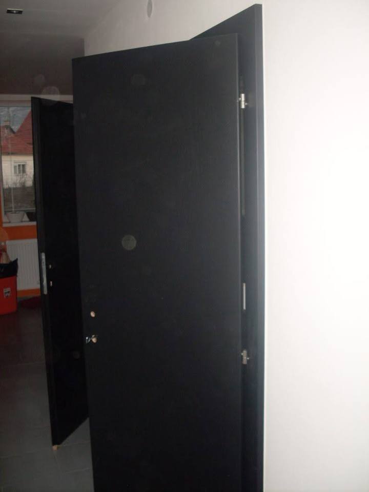 Offene schwarze Tür im weißen Vorzimmer