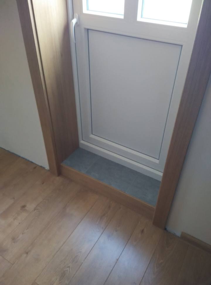 Balkontür mit Eichenverkleidung der Laibung im Vorzimmer