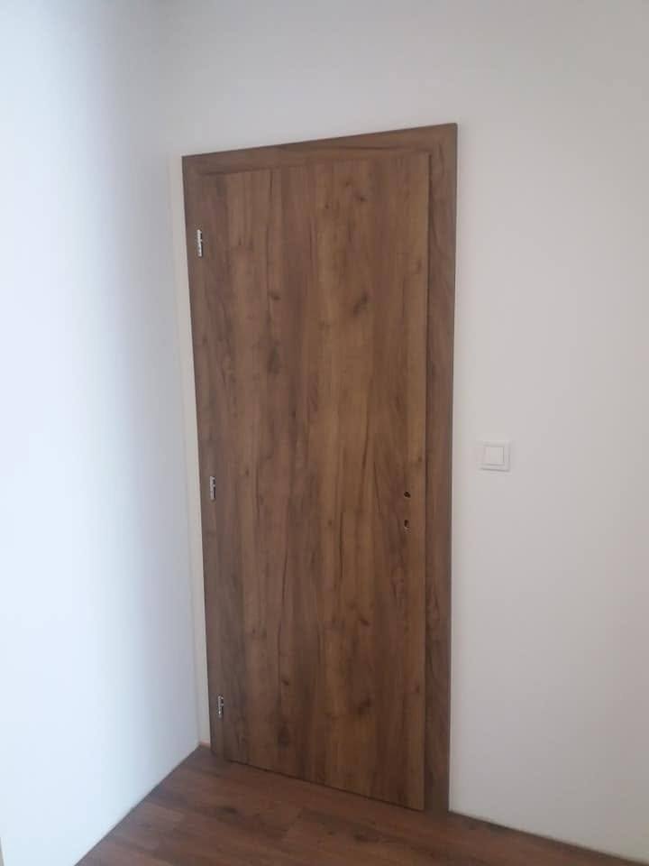 Eichentür in der Ecke des leeren Zimmers