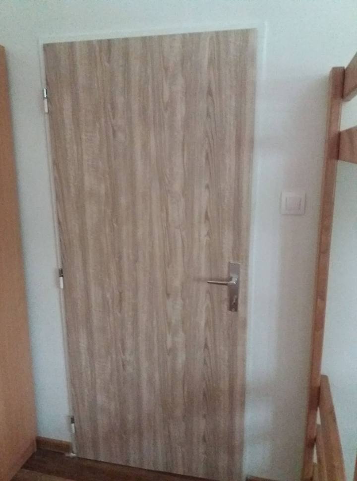 Helle Eichentür mit Türstock im Kinderzimmer