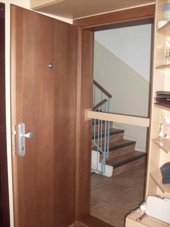 Offene Eingangstür der Wohnung im Kirschbaumdekor