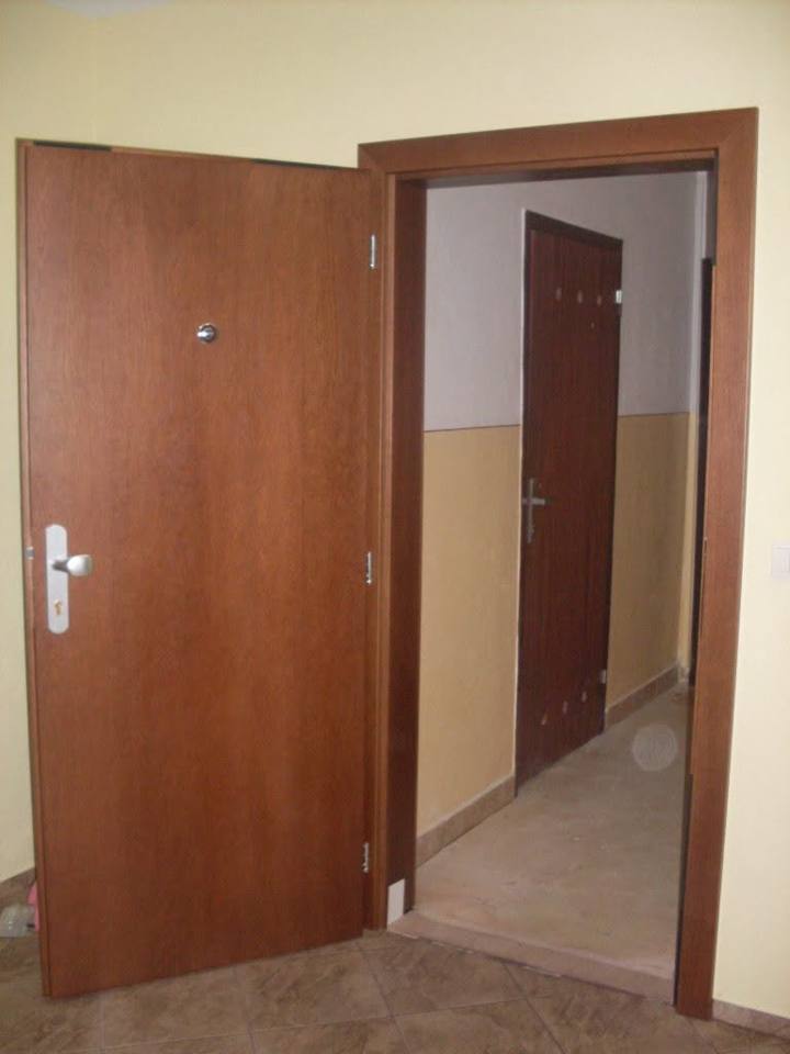 Offene Eingangstür im Kirschbaumdekor der Wohnung