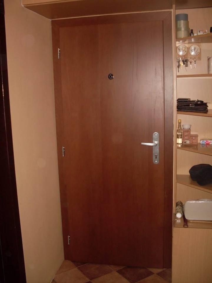 Eingangstür der Wohnung im Kirschbaumdekor mit Türspion