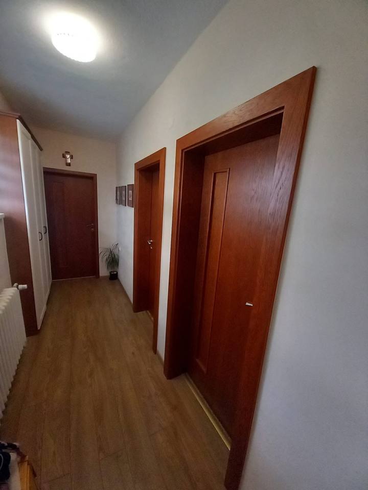 Zimmertür in Kirschbaum im Vorzimmer mit Holzboden