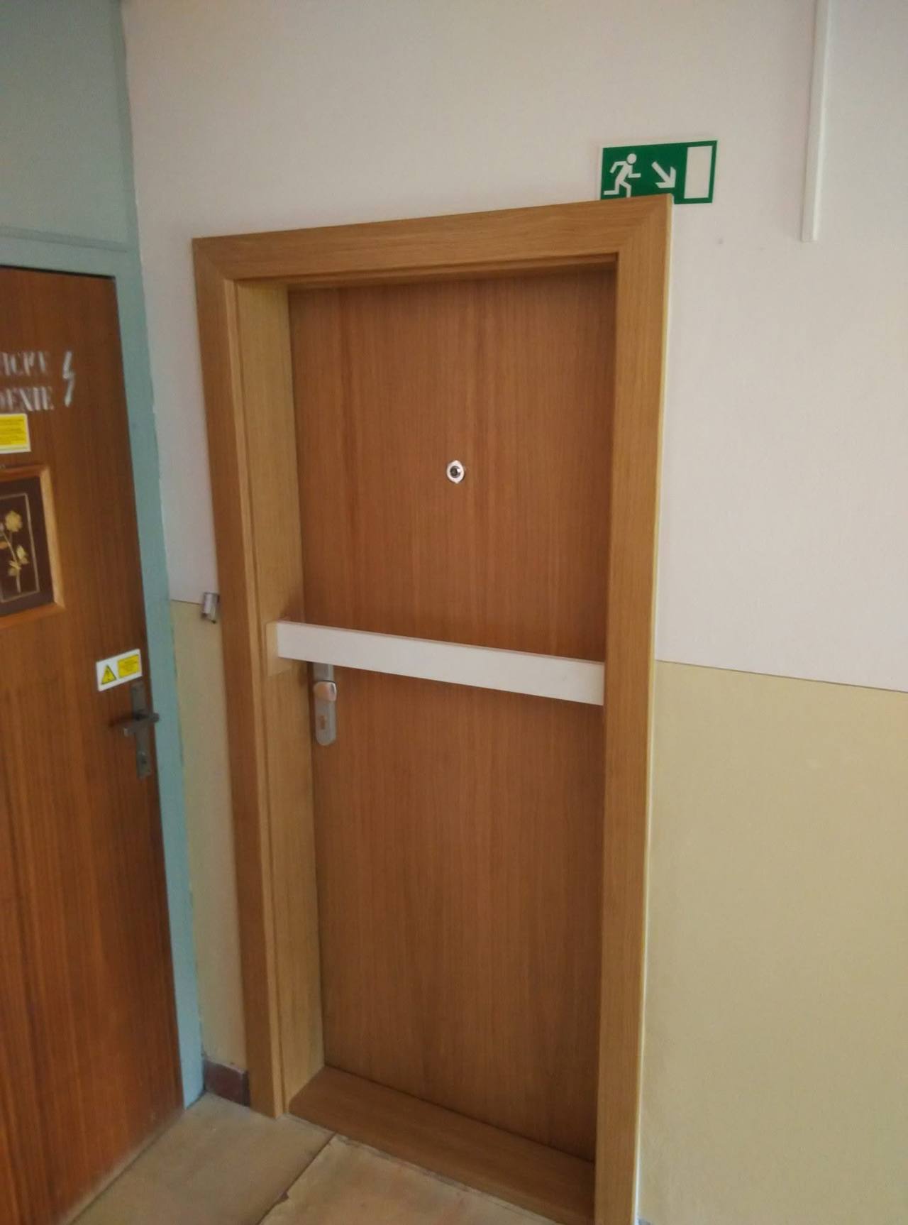 Dubové dvere s bezpečnostným madlom pri únikovej ceste