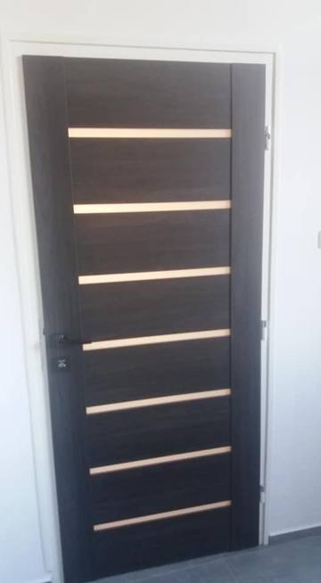 Dunkle Wenge-Innentür mit waagrechten Glasstreifen
