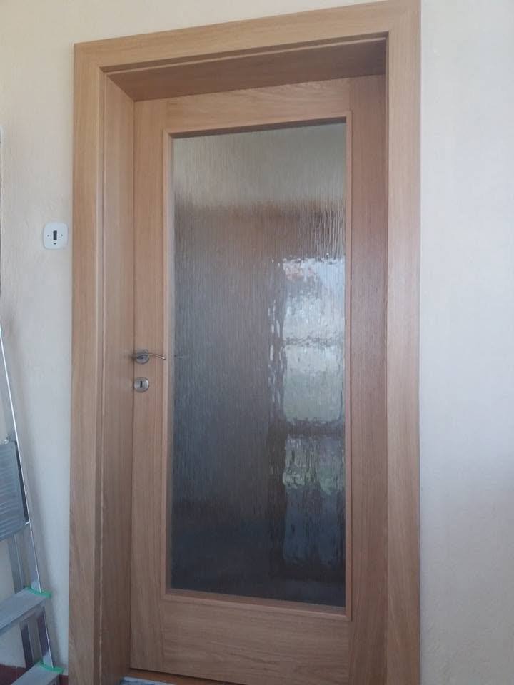 Innentür in Eichendekor mit großer Füllung aus Ornamentglas.