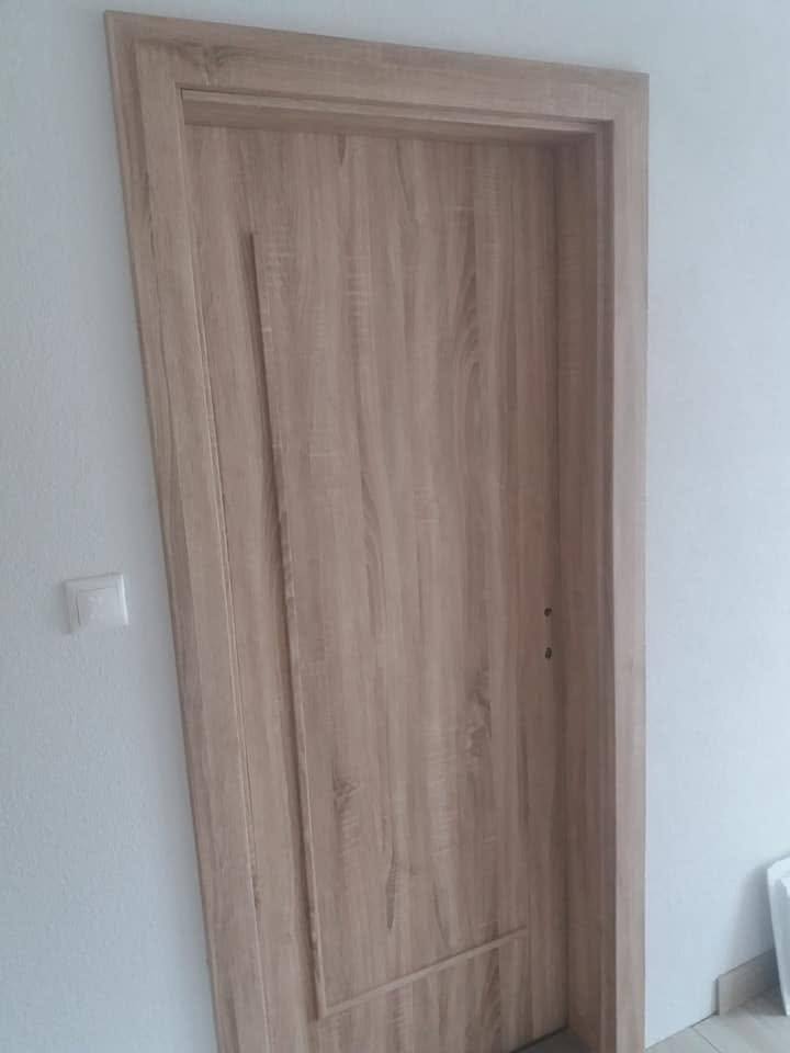Helle Tür in Eichendekor mit feiner gebogener Fräsung und weißem Türstock.