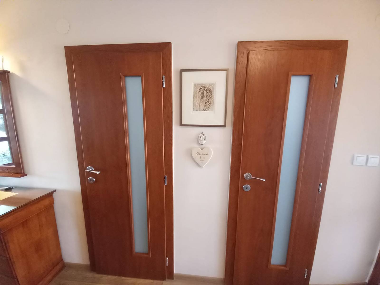 Zwei Türen in Kirschbaumdekor mit schmaler Milchglasfüllung nebeneinander im Schlafzimmer