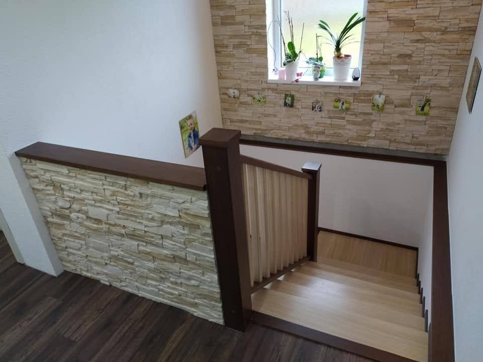 Geländer entlang der Stiege neben der Natursteinwand
