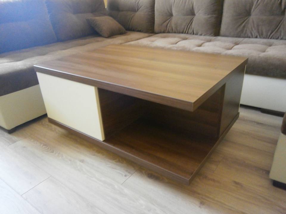 Zweifarbiger Couchtisch vor dem grauen Sofa