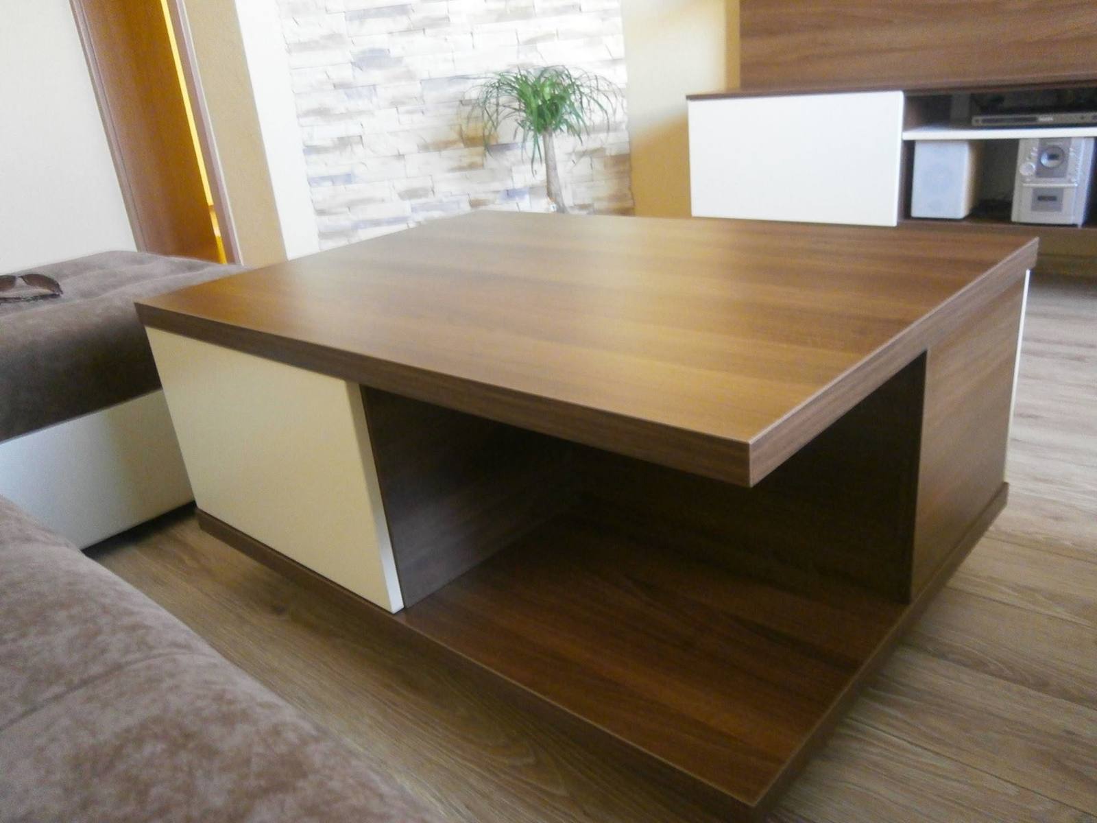 Couchtisch in Nussbaum und Creme im Wohnzimmer