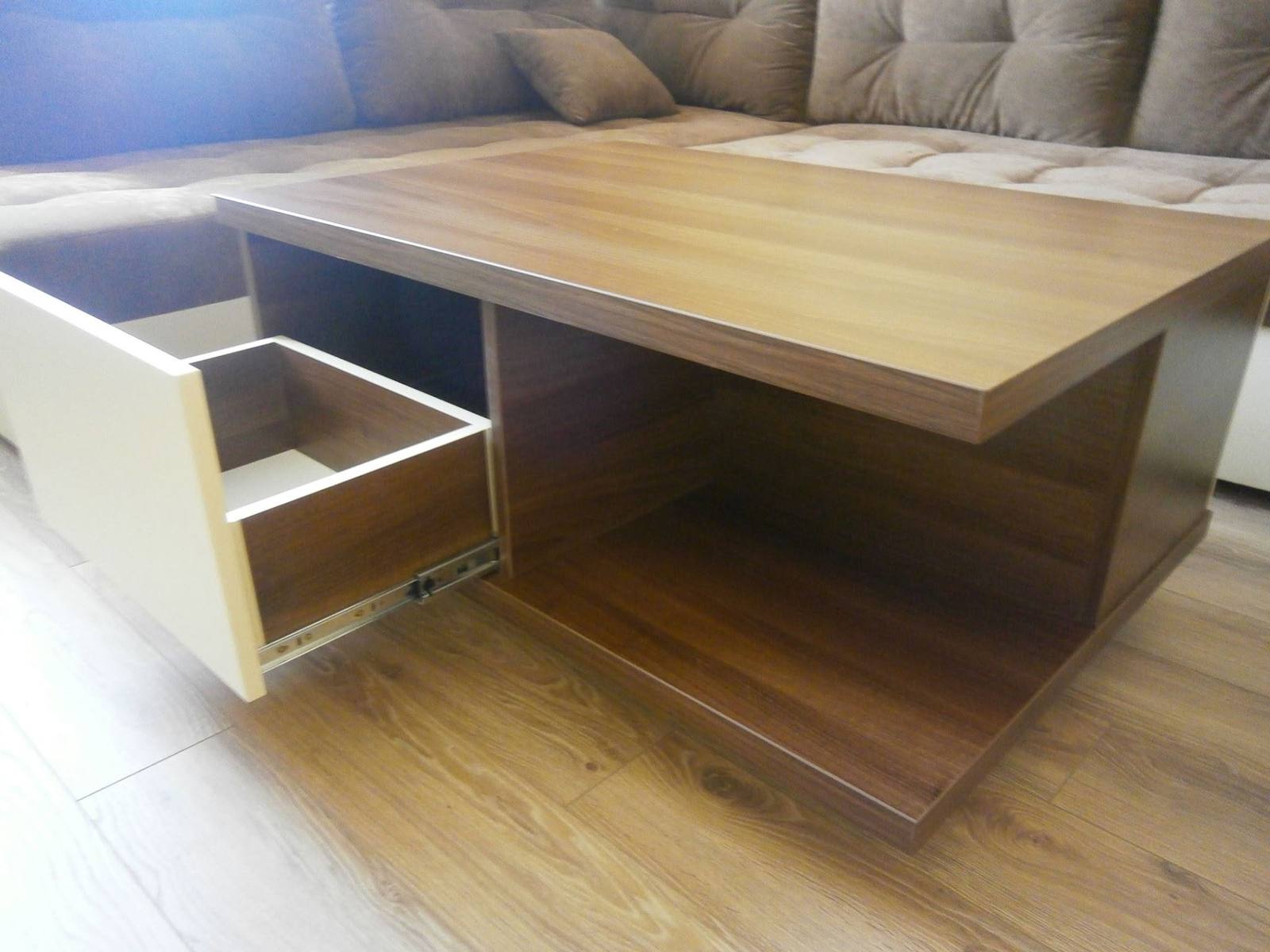 Couchtisch mit Nussbaumplatte und ausgezogener cremefarbener Lade