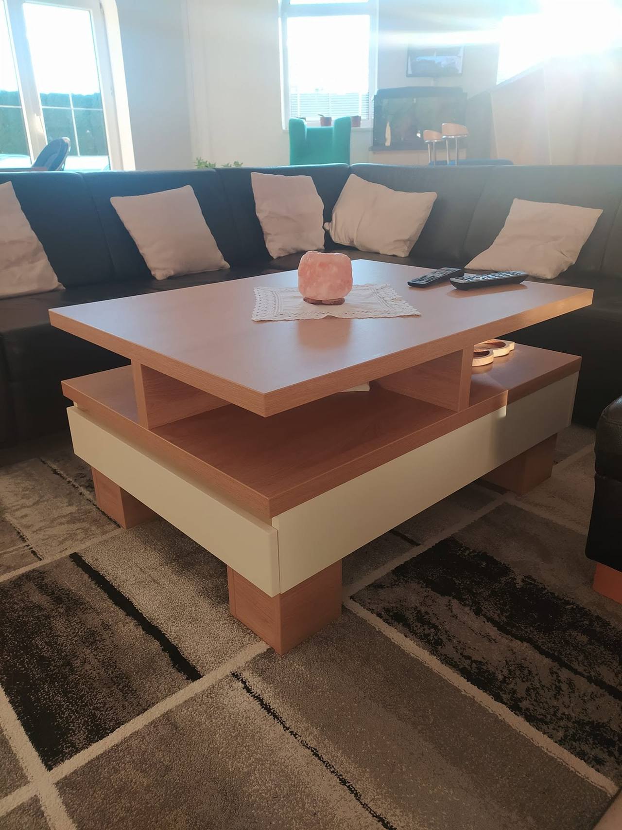 Gestufter Couchtisch mit offener Ablage und cremefarbener Box