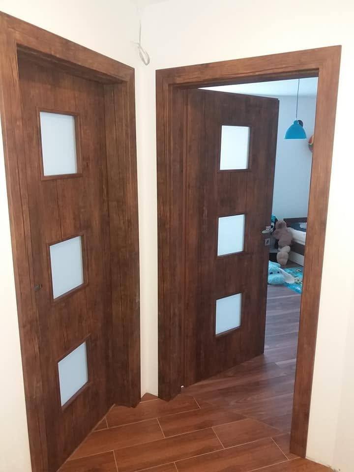 Türenpaar in dunklerem Eichendekor mit je drei quadratischen Glasfeldern.