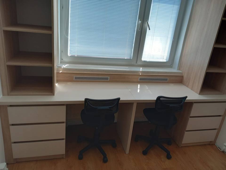 Doppelschreibtisch am Fenster mit Laden und offenen Regalen