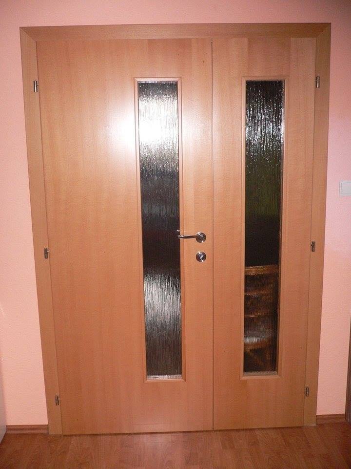 Zweiflügelige Tür in Buchendekor mit schmalem Streifen aus Ornamentglas.