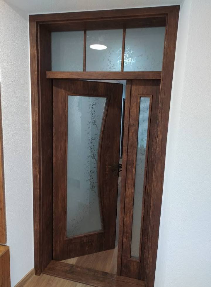 Zweiflügelige dunkle Eichentür mit Oberlicht und Ornamentglas