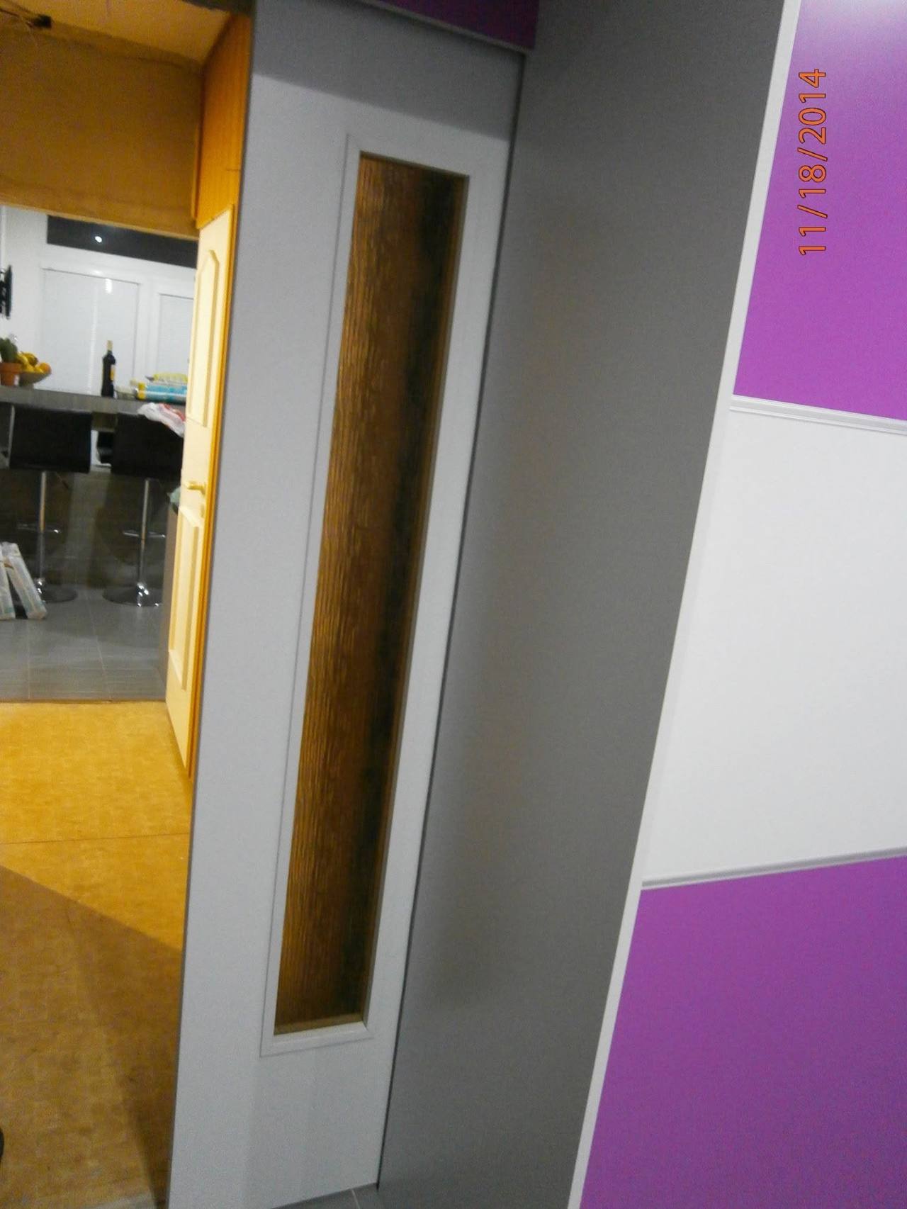 Kasten mit Spiegel- und violetten Türen im Dachzimmer