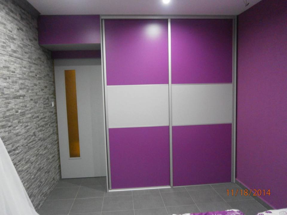 Geschlossener violett-weißer Schiebetürenkasten im gefliesten Vorzimmer