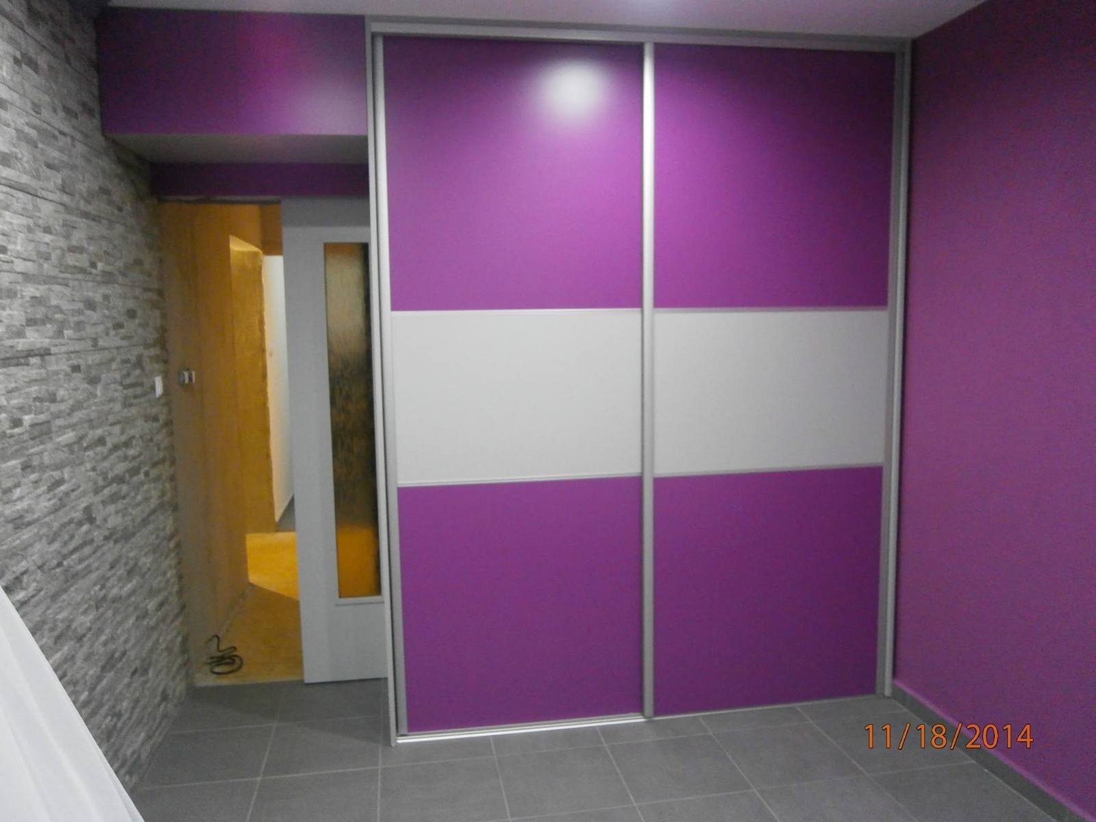 Violett-weißer Kasten im Vorzimmer mit Steinverkleidung