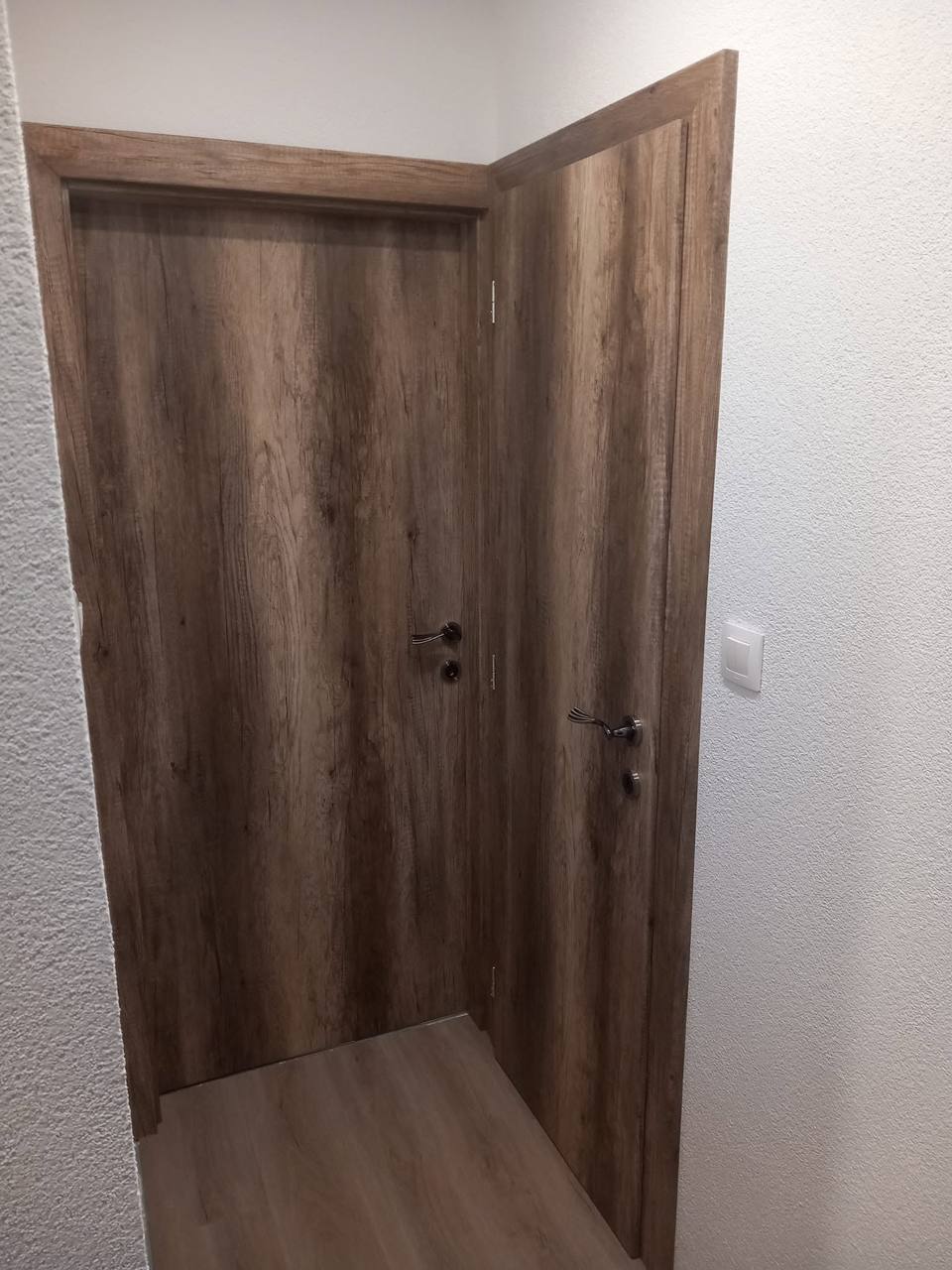 Braune Tür von vorne mit Detail der Holzmaserung und Zarge