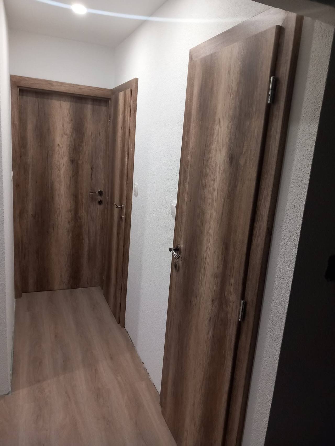 Hnedé dvere s výraznou kresbou dreva z bočného uhla