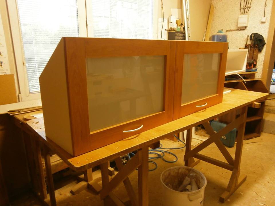 Küchen-Oberschrank mit Klapptüren auf dem Tisch