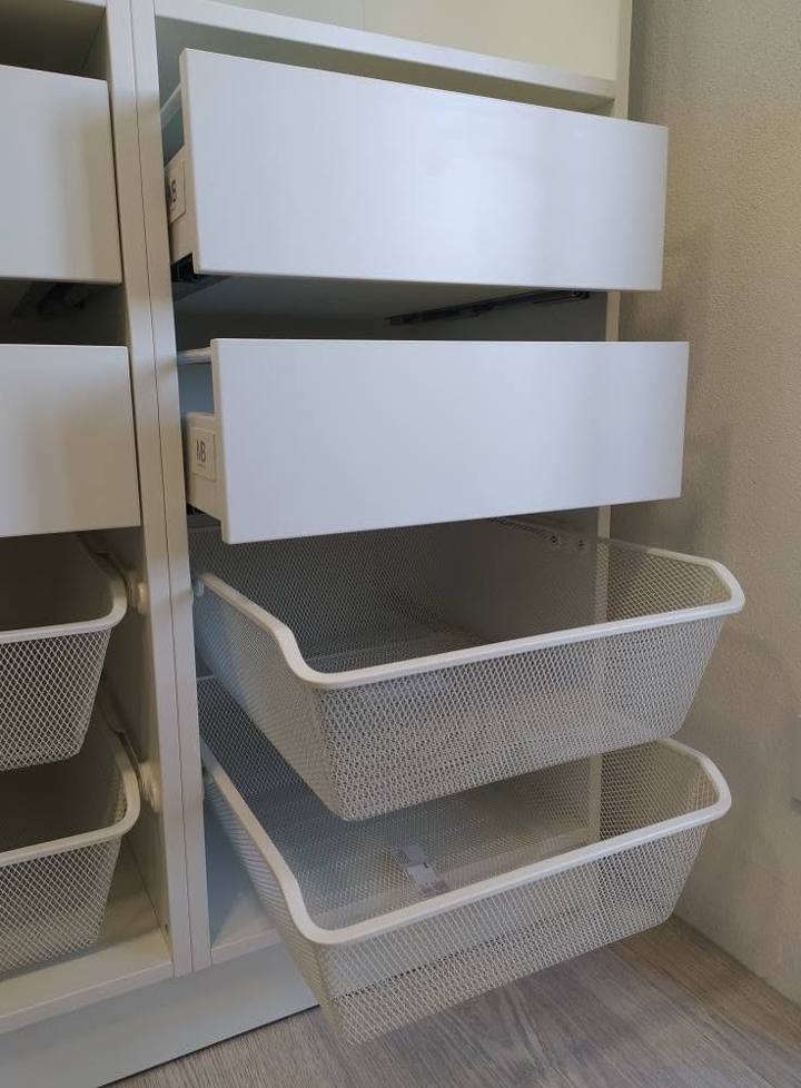 Výsuvné zásuvky a koše vo vnútri bielej skrine