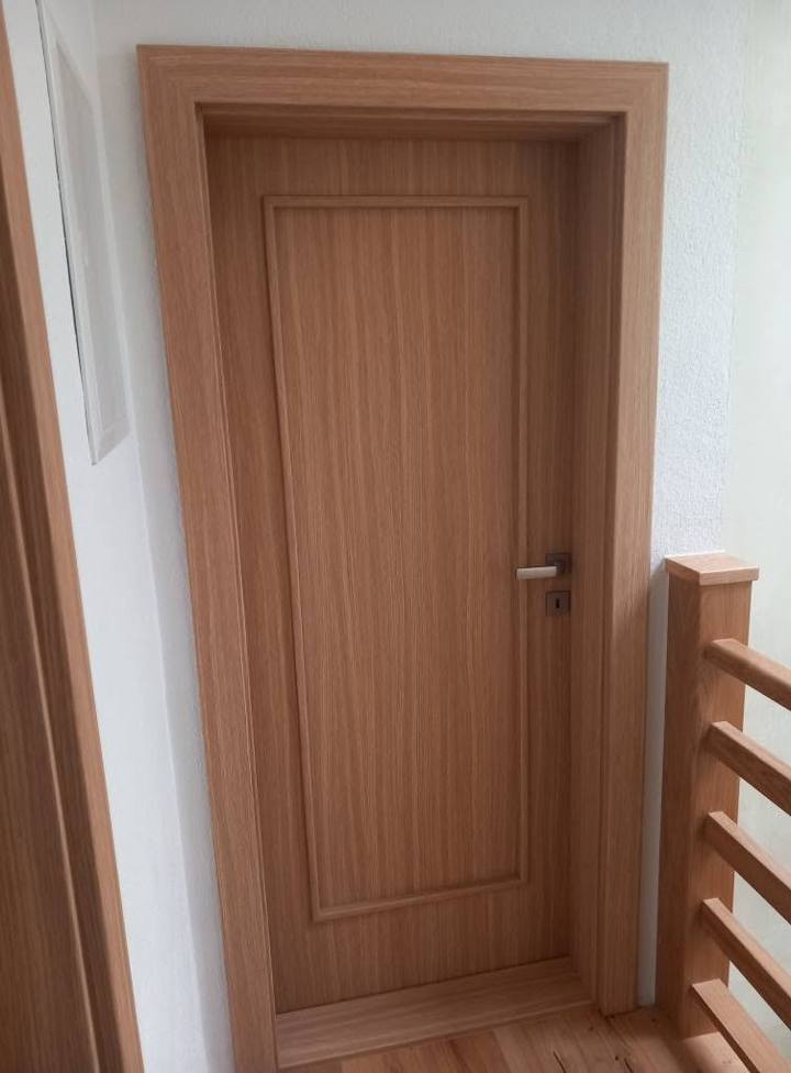 Innentür in Eichendekor mit gefrästem Muster bei der Holzstiege.